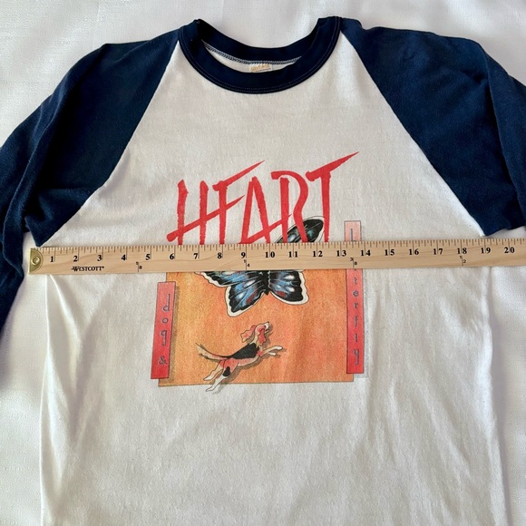 VTG 1978 HEART Dog & Butterfly Tour Raglan T size Large Cropped Raw Hem 70s - Picture 5 of 7